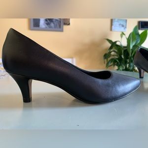 6 1/2 W Clark’s black pumps